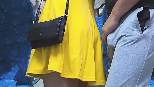 Riskanter handjob in den öffentlichen Verkehrsmitteln! Schmutziger fremder ejakulat mit der hand des mädchens