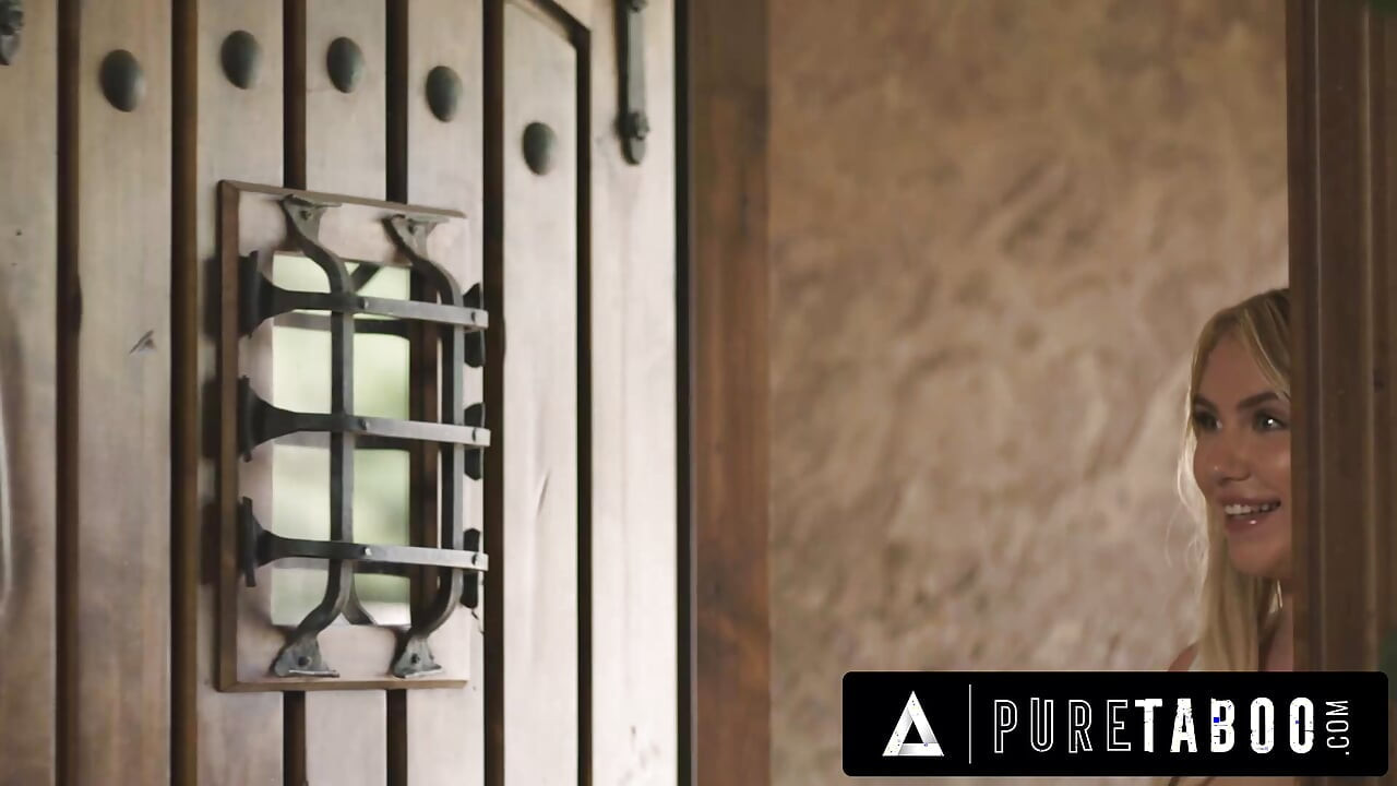 PURE TABOO Podmukla bi Maisey Monroe izdaje lezbijsku simpatiju masturbirajući svog očuha pod dekom