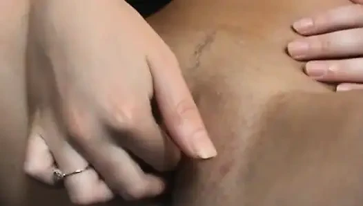 Blondes mädchen wird heiß, seit sie ihre beine öffnet