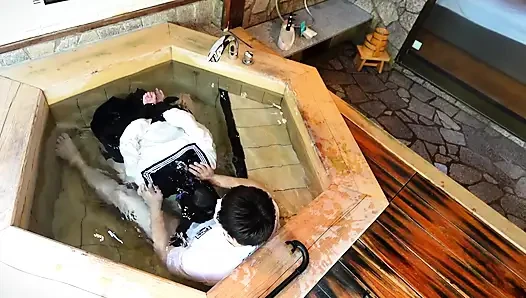 Мокрая форма, сдержанная в ванне и преподавая занятия вне кампуса