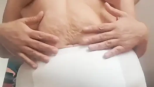 Ibu-ibu dengan celana dalam putih besar