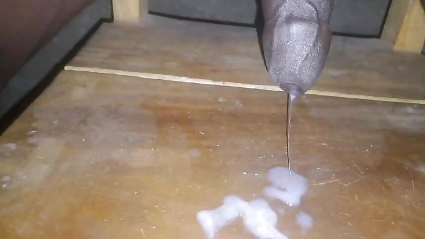 Zakar hitam besar berat dengan air mani.