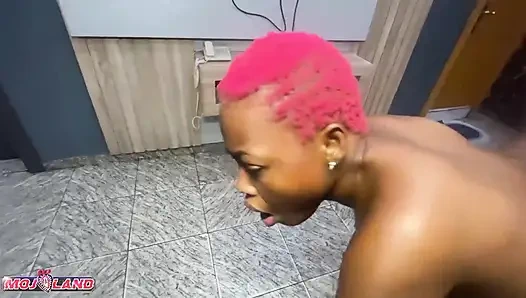 Ich ficke mein zierliches schätzchen in einer position, die sie noch nie gefickt wurde