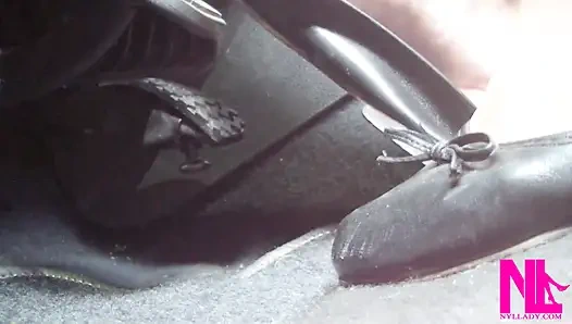 Revving in schwarzen wohnungen barfuß