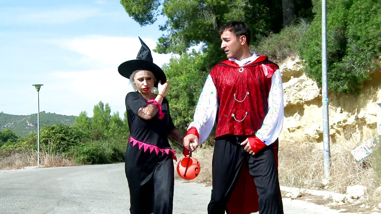 Pareja cachonda se escapa de una fiesta de Halloween para follar