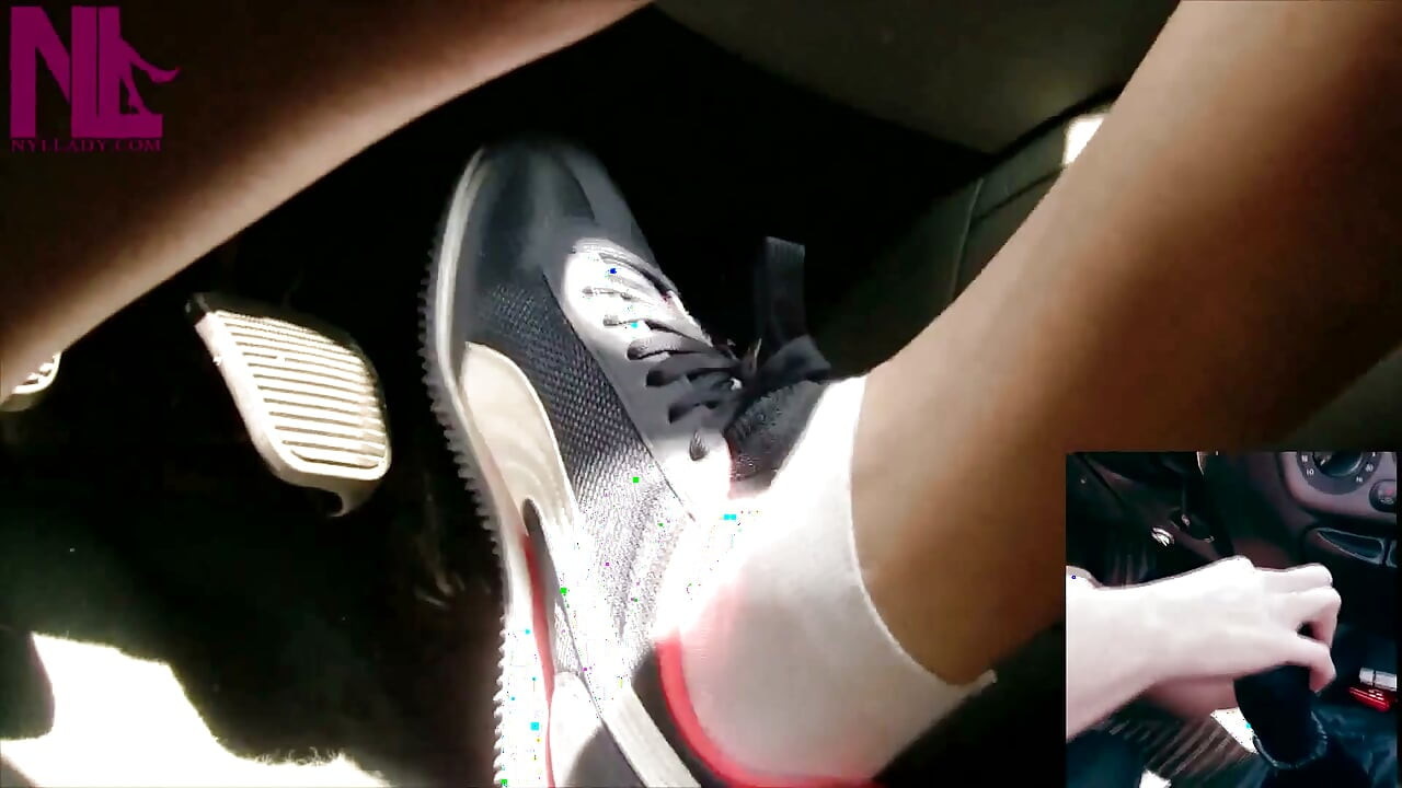Dirigindo e pedalando bombeando em tênis Nike azul e meias brancas