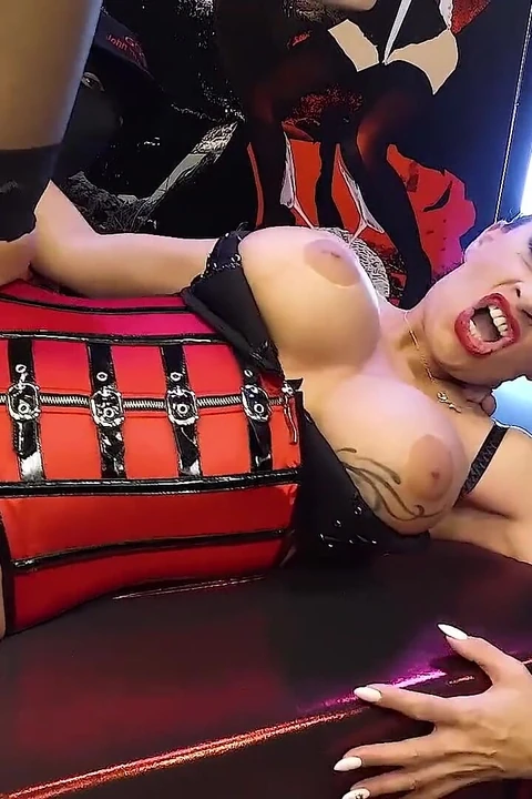 Tante girang seksi ggg john thompson di-gangbang habis-habisan sampai dicrot sperma hangat