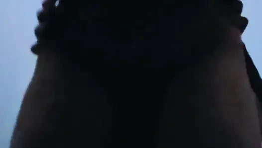 Миниатюрную филиппинку трахают в публичной ванной, еще стонет и грязно говорит