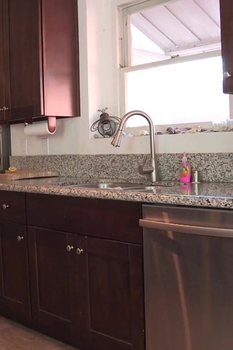 Genç Jannice arkadaşının boşalmasına yardım ediyor