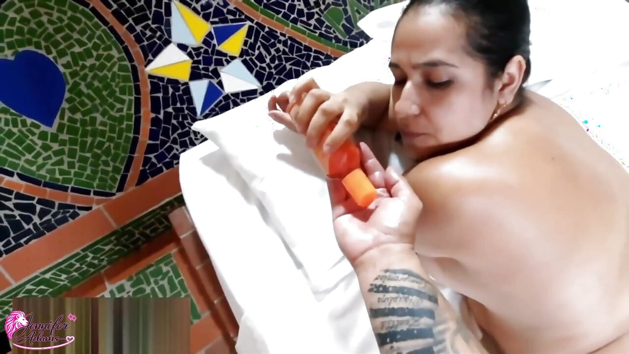 Hot and Sexy MILF Enjoys a Service That Makes Her Moan with Pleasure Until She Cums. Cumshot - Spanish Porn