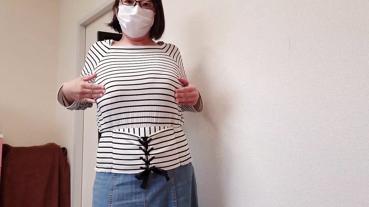 Eine verheiratete Frau, die sich auf eine fiese Weise vor einem Spiegel masturbiert