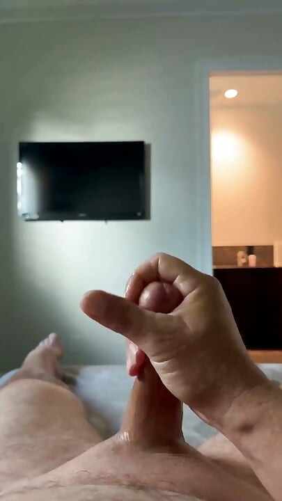 Sinusubukang sumakay sa malaking dildo habang nagjajakol