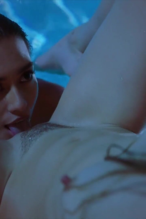 VIXEN - janice Griffith और ivy wolfe रात के समय पूल मस्ती के लिए पिछवाड़े में घुस जाते हैं