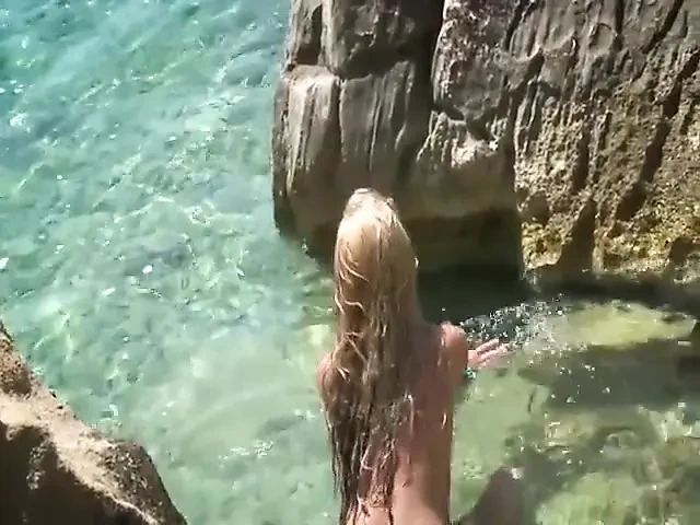 929 Lili 金发女郎和性感女人在海洋里做脱衣舞