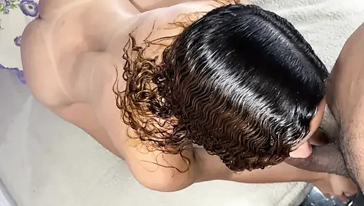 Si rambut merah ini melakukan pekerjaan penuh, memberi pantat, memek, dan mengambil air mani di mulutnya