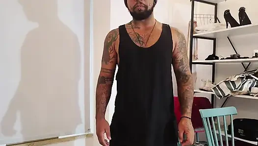 Мачеха мастурбирует секс-куклой, пасынок шпионит за ней похотью.