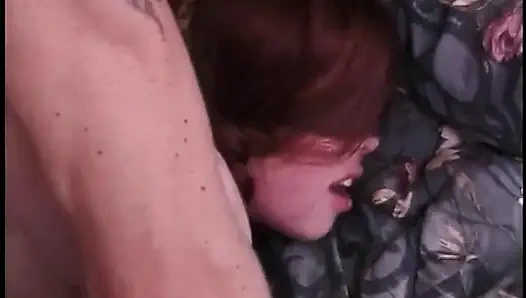 Köylü sürtük yatak odasında sıkı götünü siktiriyor ve dölleniyor