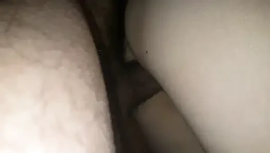 Penetrasi vagina mentah close-up ekstrem berakhir dengan creampie tebal.