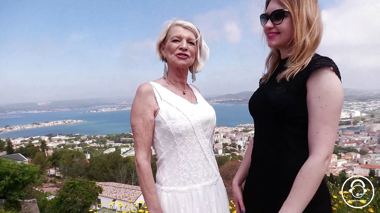 Genç çift 70 yaşındaki bir sürtükle ilk kez sikişiyor!