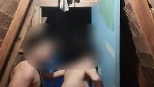 Ich habe meinen besten freund live gefickt, während truppen zuschauten