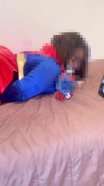 Süper kadın ve Süpermen sikişme videoları izlemeyi seviyor! | Klip 1