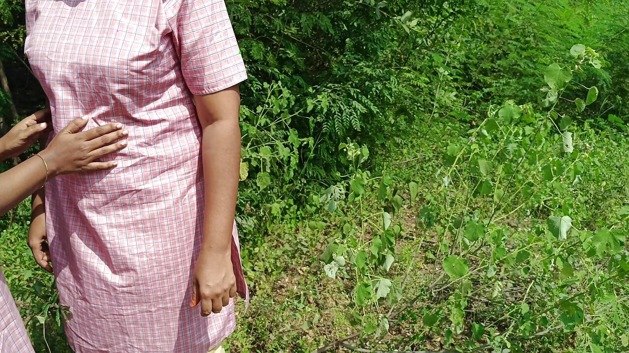 वर्दी वाली स्कूली छात्रा घर के बाहर लेस्बियन