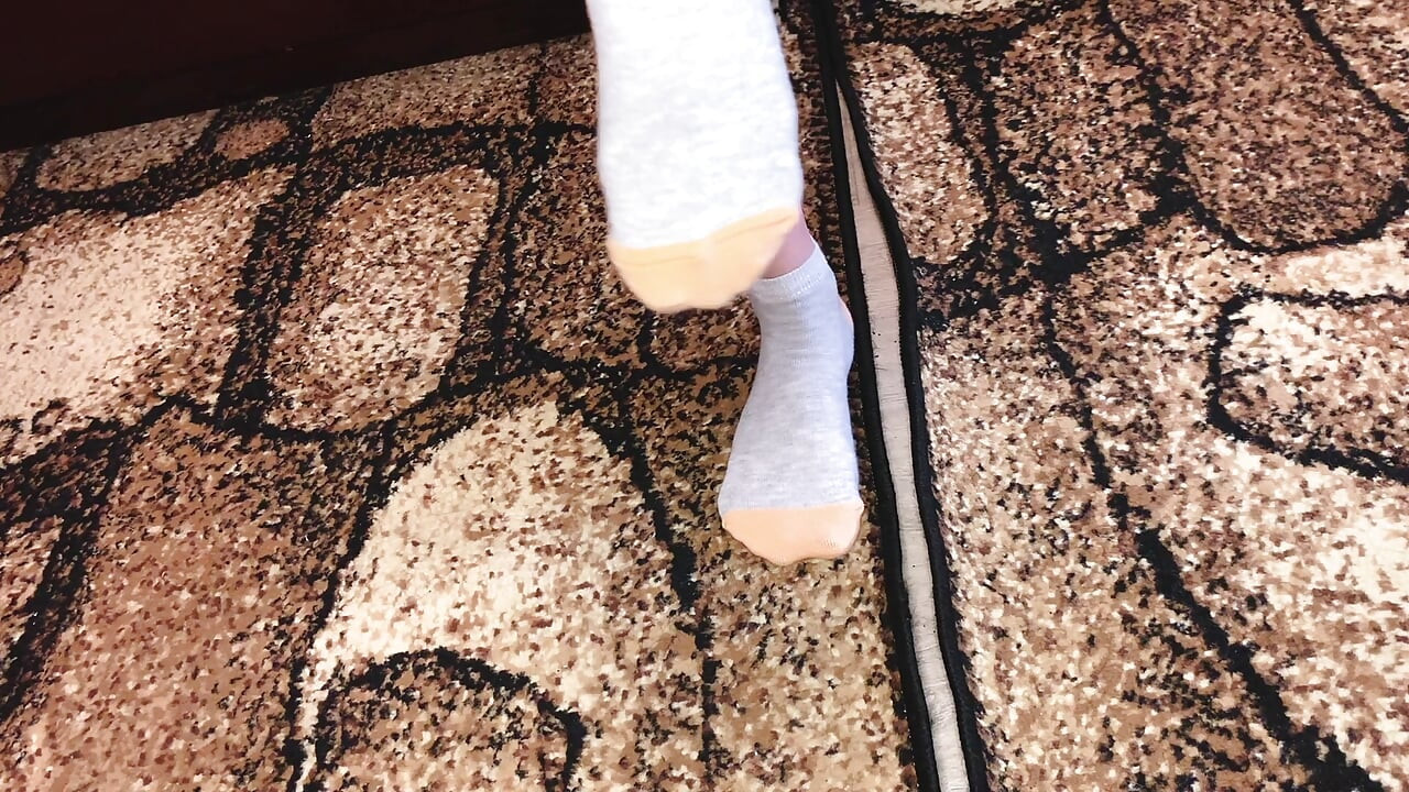 Fußfetisch Turnschuhe Socke und nackte Füße / sfw