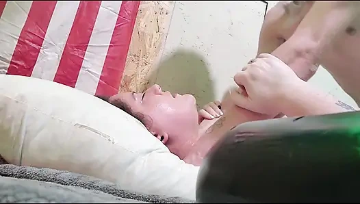 İri güzel sürtük büyük bir yarak emiyor