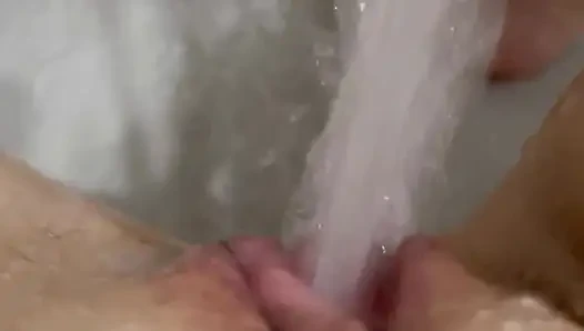 Oh, sie liebt es, mit einem Wasserstrahl zu masturbieren, bis sie zum Orgasmus kommt