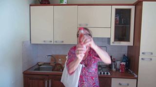 她正在展示mutti pomodoro san marzano