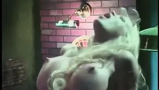 Cowok ini jilat memek dan fisting pantat cewek nakal rambut pirang