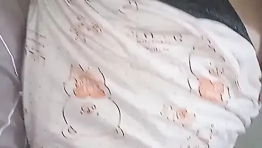 Utangaç kız bacaklarını açıyor