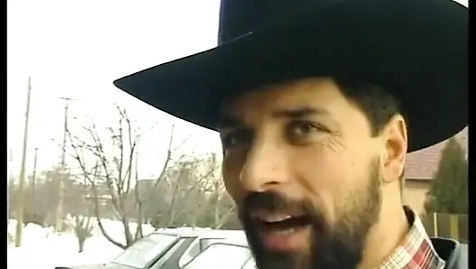 Юная блондинка сосет большой член перед трахом в задницу