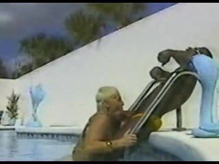 Ir acción junto a una piscina- vintage