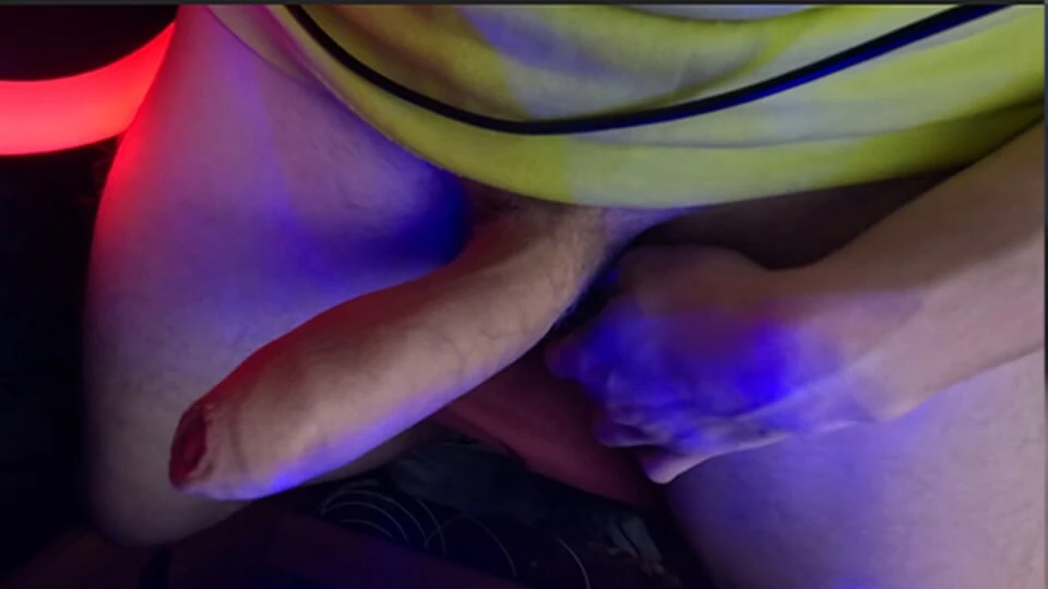 Ayah tiri berbicara sangat kotor kepada putri tirinya saat dia menempatkannya di kontol besarnya