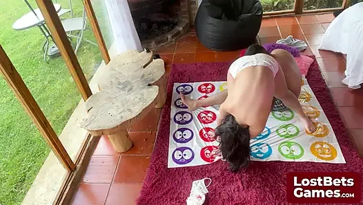 Amelia и Лукас изкручивают жару с стриптиз Twister