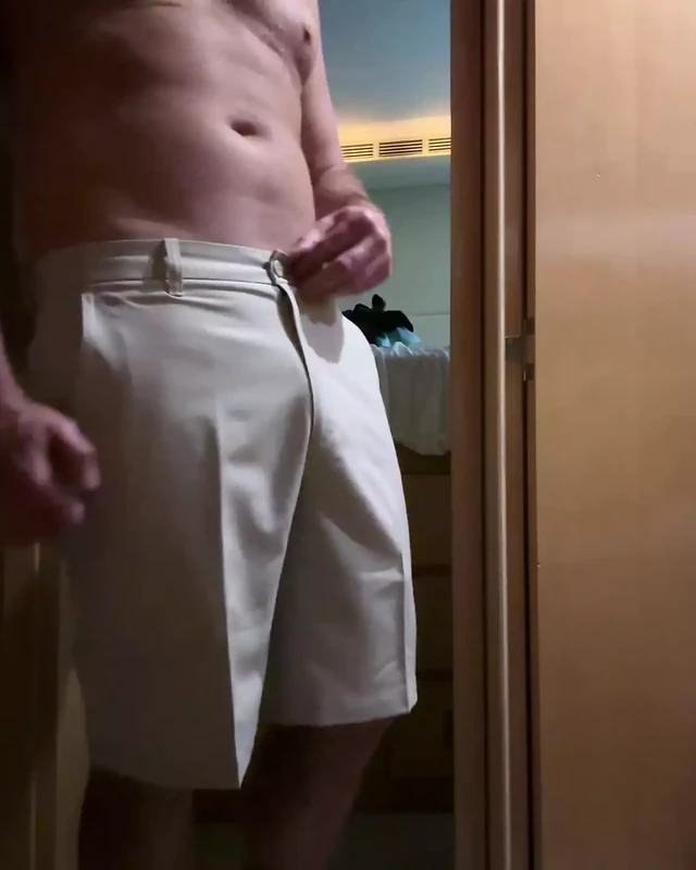 Man Jacks Off for His Girlfriend After the Bar