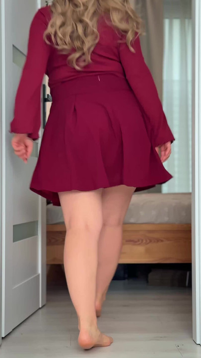 Pantat isteri saya mengintip dari bawah skirt cantiknya