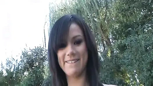 Sürtük esmerin ellerinde çok büyük bir siyah yarak var ve yutmakta zorlanıyor