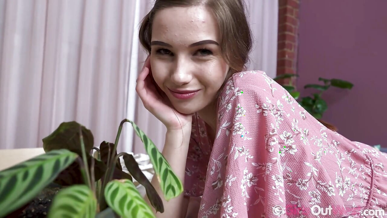 Drobna mała titted loszka penetruje jej ciasną ogoloną cipkę z wibratorem