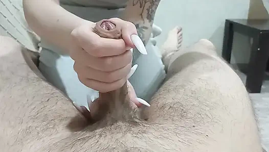 Üvey annenin yeni manikürü ve boşalmalı elle muamele