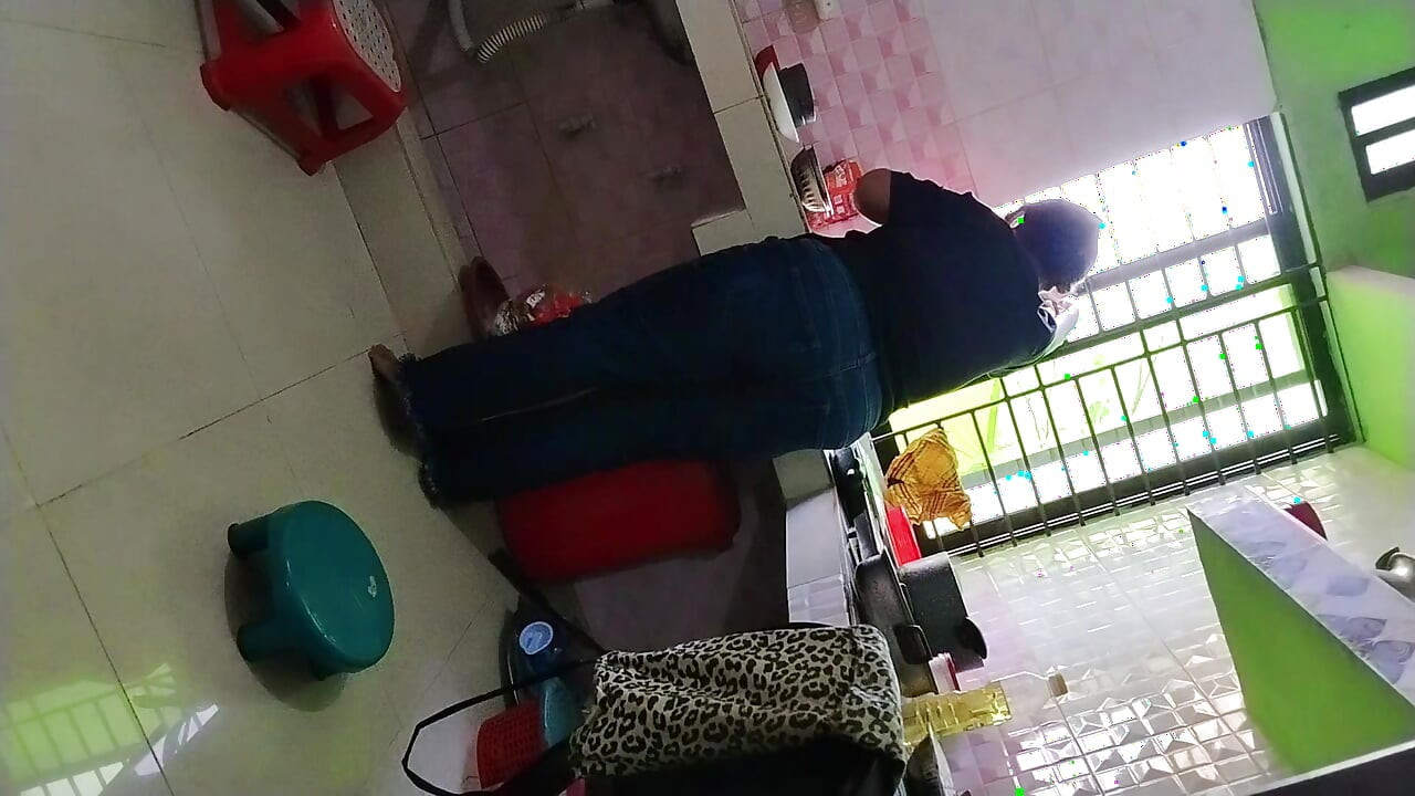 Egyiptomi gyönyörű barát feleségét megdugja a férj barátja a konyhában, amikor főz és elcsábítja