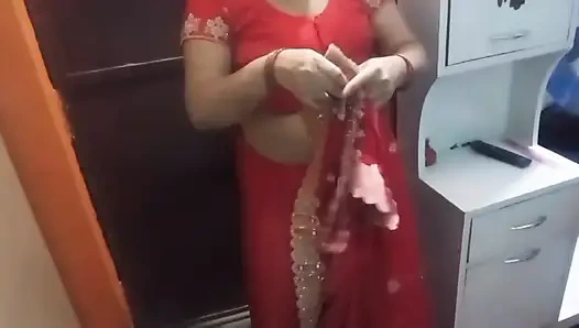 Красивая бхабхи носит красивую сари.