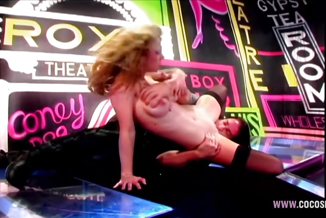 Blondă cu tatuaje ia oral pe scena clubului Neon Lit