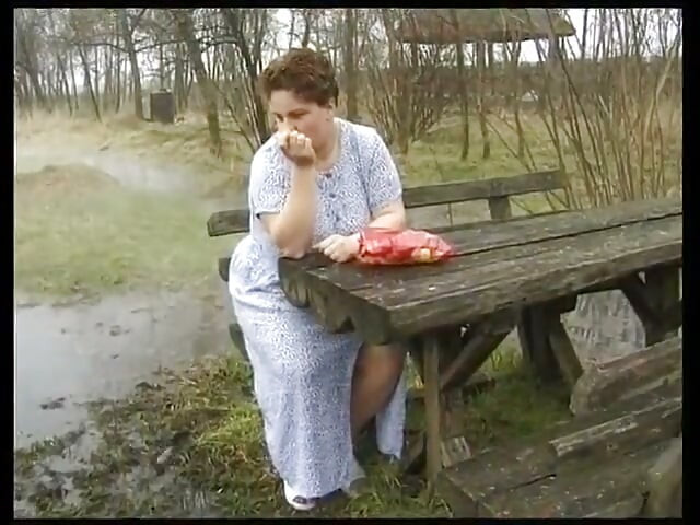 BBW gets rougly fucked in the mudd