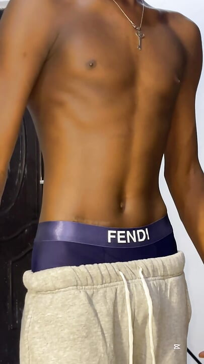 Genç twink çekiyor ve büyük yarakla sert oynuyor