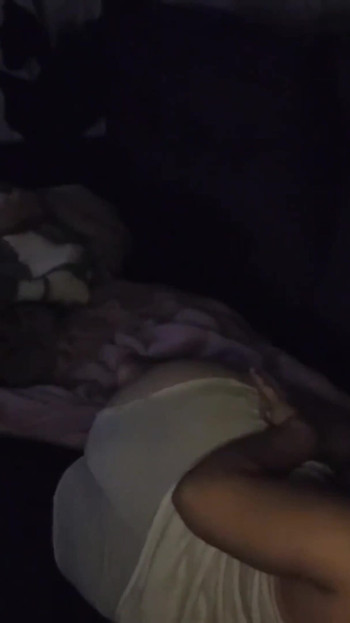 Momen epik dari "tante nakal berbagi sofa sama cowok berondong! Pria muda datang untuk menghabiskan akhir pekan di rumahnya, dan dia"