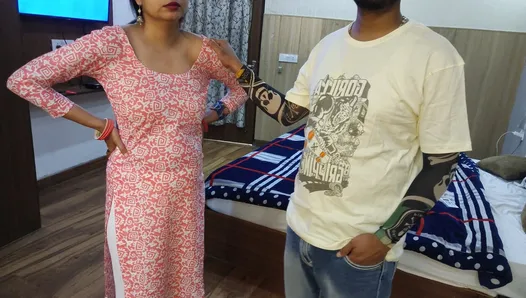 Mejor video indio xxx de chica india caliente fue follada por el propietario saarabhabhi video de sexo, india pornstar saara