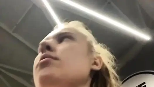 Jucielussie cumming in the gym