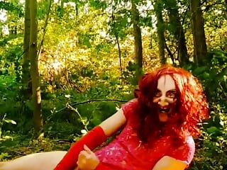 Sexy nadržená démonská děvka se baví sama v lese